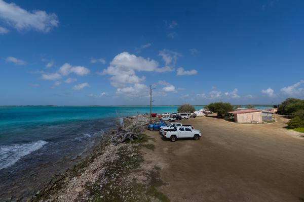 Bij Lac Cai kun je eenvoudig parkeren vlakbij het strand. Er is een kleine parkeerplaats direct aan de kant van Kaminda Lac, op loopafstand van het water. Omdat het een populaire maar rustige plek is, vind je meestal gemakkelijk een plekje. Tip: parkeer je auto op een vlakke ondergrond en wees voorzichtig met de hobbelige weg ernaartoe.