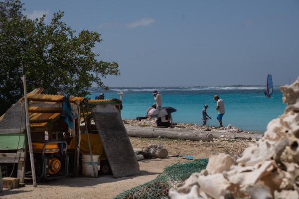 Bij Lac Cai kun je het authentieke leven van de lokale vissers ervaren. Vroeg op de dag zie je hen netten uitwerpen en hun vangst binnenhalen in de kalme lagune van Lac Bay, een prachtig kijkje in de traditionele visserscultuur van Bonaire.