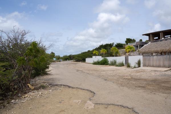 Aan het einde van de Stinapa parkeerplaats bevindt de ingang richting Oil Slick Leap.