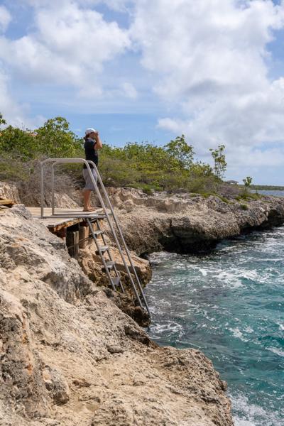 De trap bied een makkelijke exit uit de zee, voor uw mede duikers is het verstandig niet onder de trap te wachten. Indien je achterover valt beland je niet op de ander.