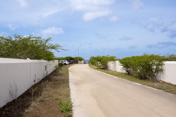 De ingang bied een mogelijkheid om te parkeren. hier moet je wel iets verder richting de zee lopen. Zelf parkeer ik zo dichtmogelijk bij het water, hierdoor hoef je immers minder ver te lopen.
