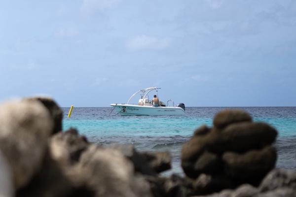 In totaal zijn er 7 boeien. De gele markeren de duikstekken Andrea I en II de andere zijn extra aanleg locaties voor boten.