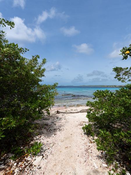 Een trap richting de woonwijk waar je zojuist doorheen bent gereden.