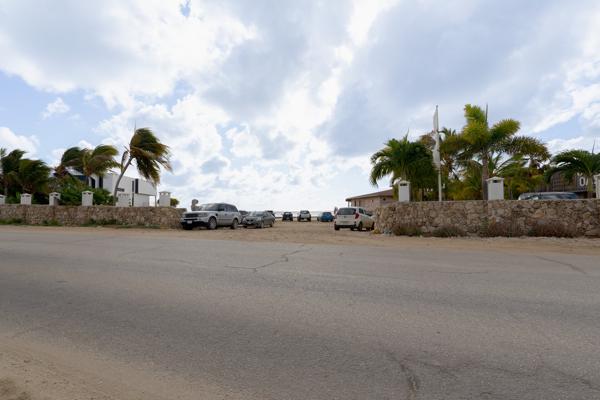 Ingang tot de duikstek is zeer breed. Let op, er komen hier veel auto's ook uit de parkeerplaats.