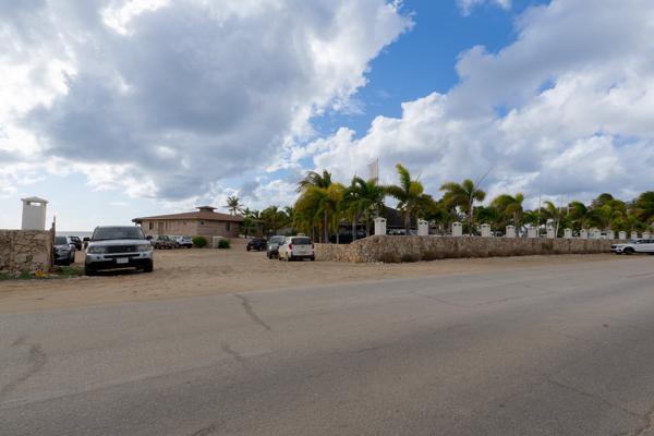 Soms is er te weinig parkeerplek. Dan wordt er gebruik gemaakt van de zandpaden langs de weg.