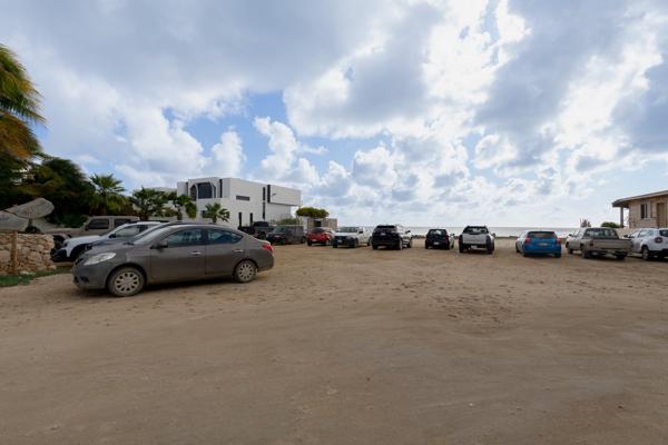 Parkeerplaats aan de linker kant van de ingang.